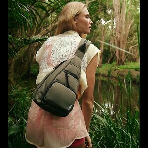 Free People Movement Cakewalk Sling Pack. Army green. MOKE OFFERS!!!